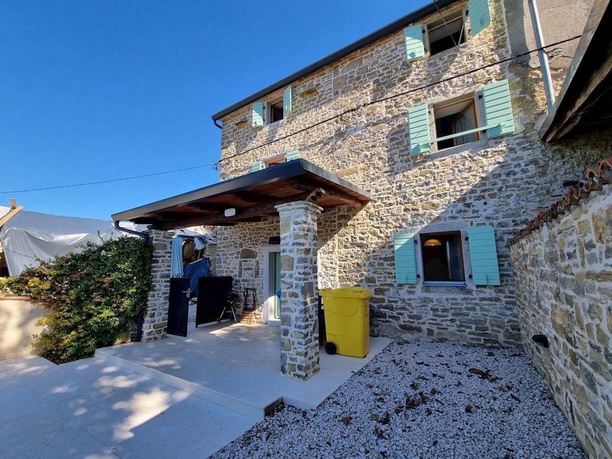 Casa in pietra ristrutturata e appartamento a schiera con piscina, vista su Montona