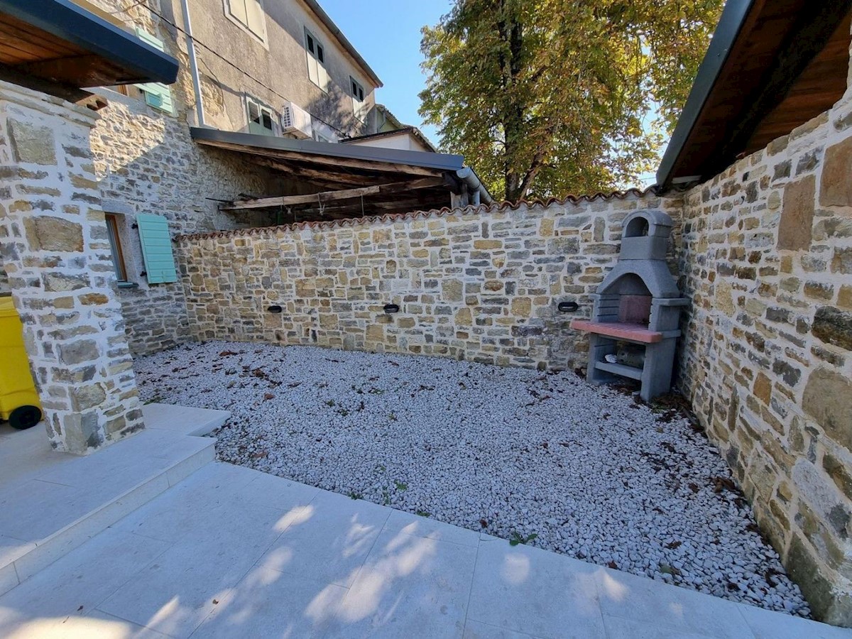 Casa in pietra ristrutturata e appartamento a schiera con piscina, vista su Montona