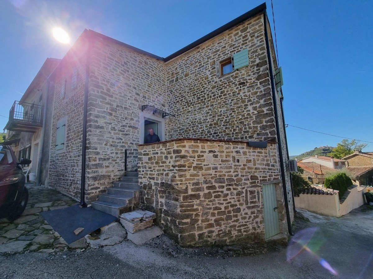 Casa in pietra ristrutturata e appartamento a schiera con piscina, vista su Montona