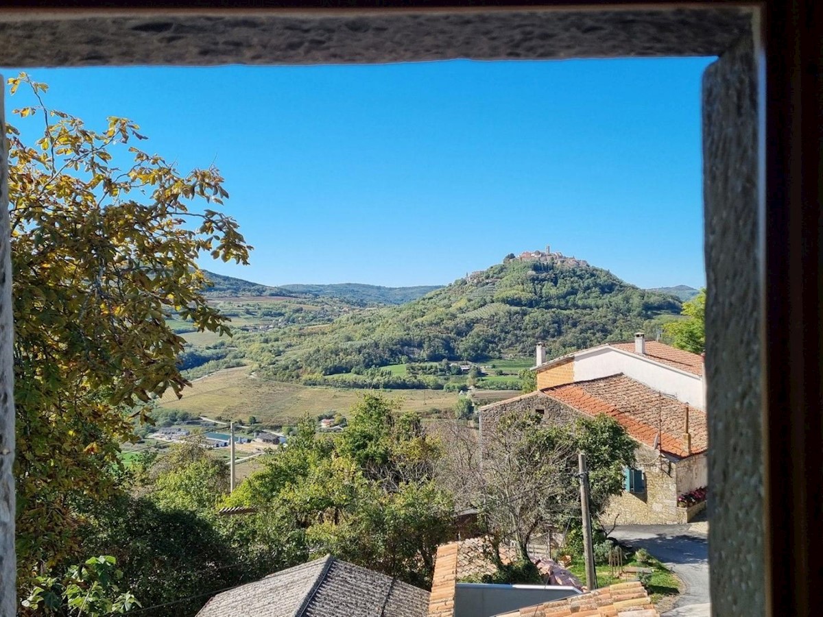 Casa in pietra ristrutturata e appartamento a schiera con piscina, vista su Montona