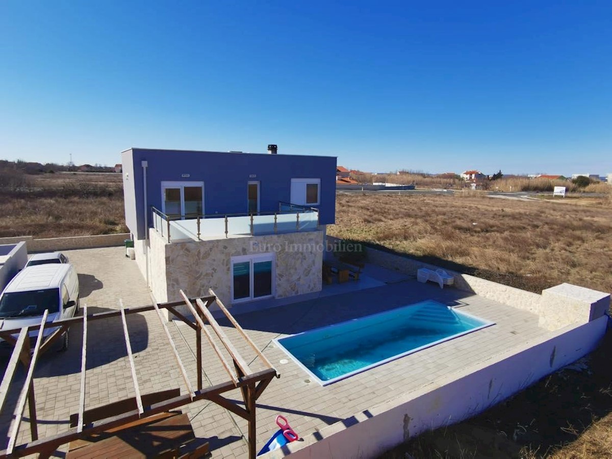 Villa with pool, 200m from the sea!