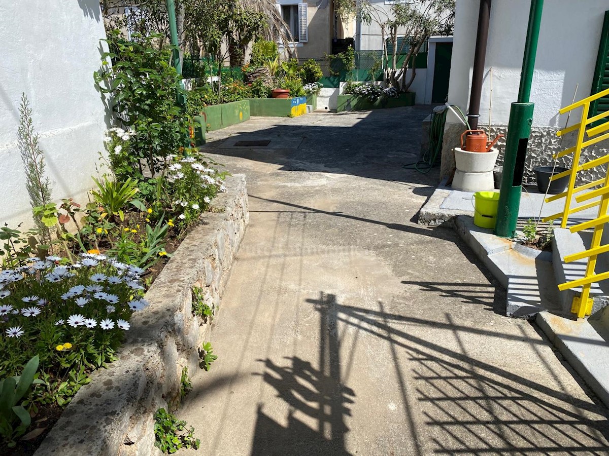 Beautiful semi-detached house with a large garden, Mali Lošinj