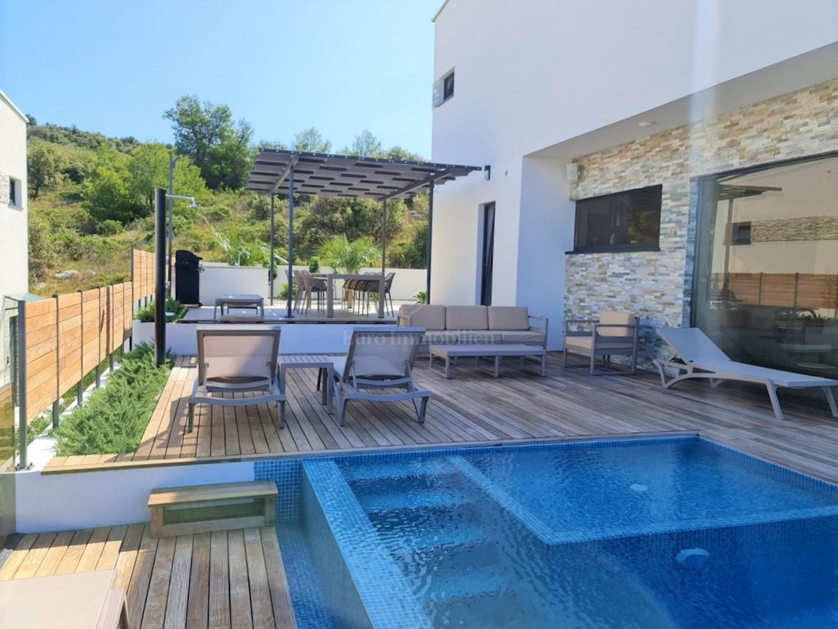 Luxuriously furnished villa with beautiful sea views