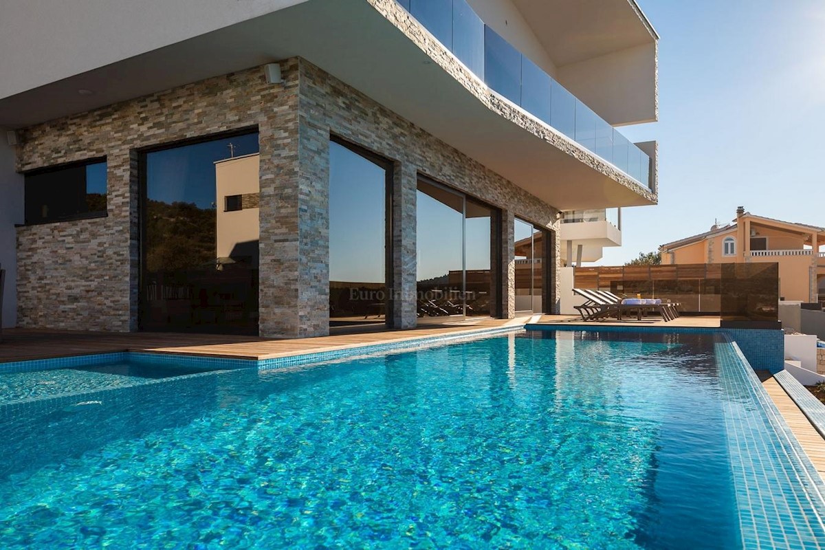 Luxuriously furnished villa with beautiful sea views