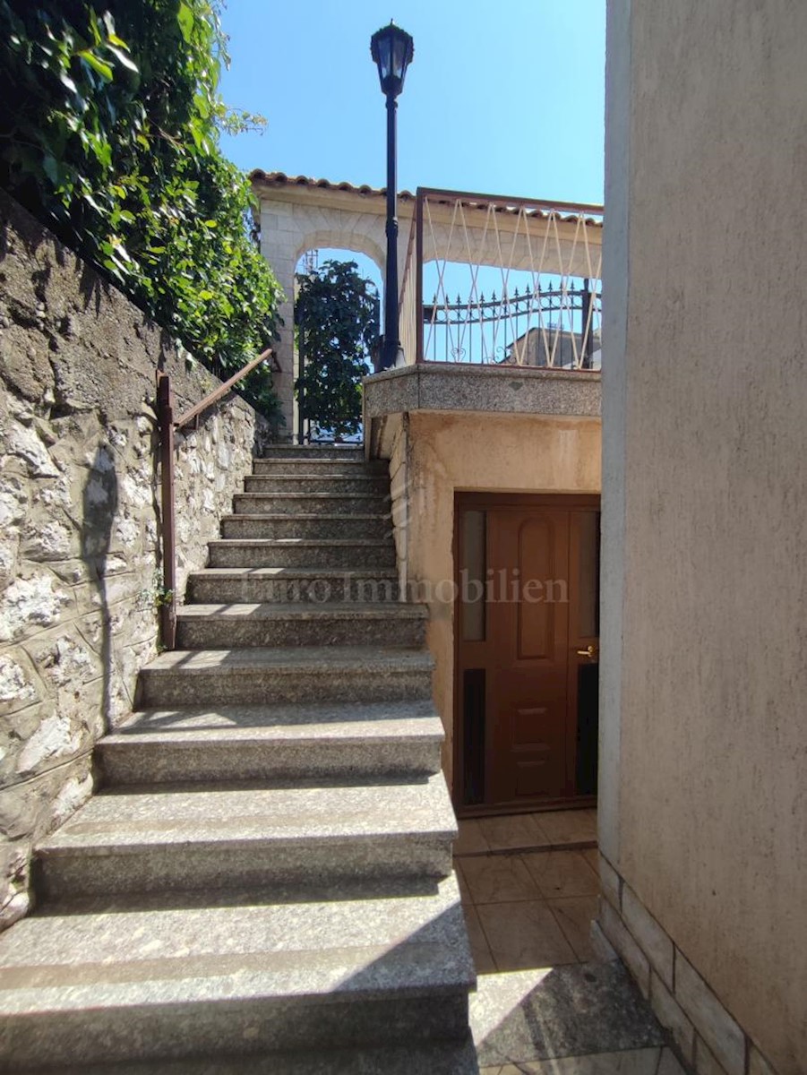 Rijeka, wider center, house with two apartments and garage, quiet location