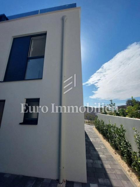 Modern two-story apartment with sea view in a good location, Tisno