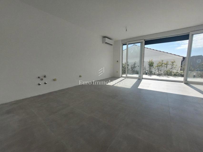 Modern two-story apartment with sea view in a good location, Tisno