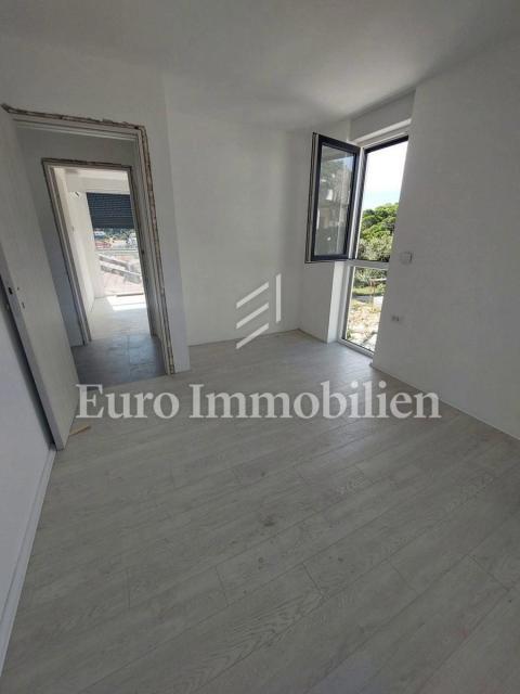 Modern two-story apartment with sea view in a good location, Tisno