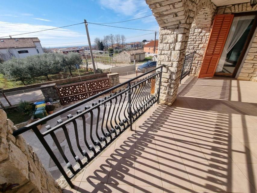 Stone house with three residential units, 7 km from the sea