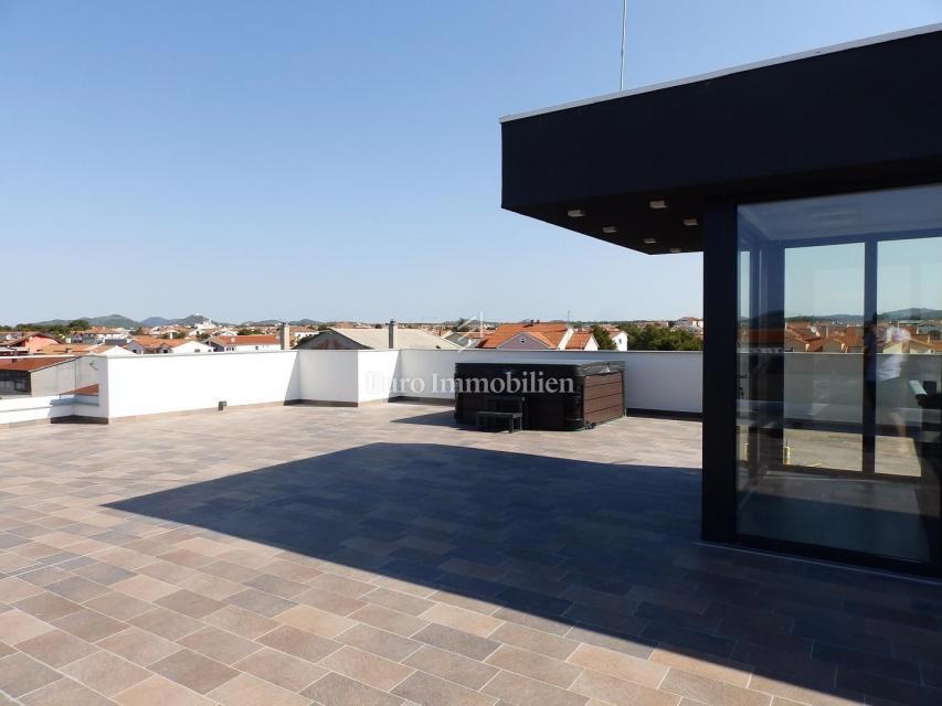 Vodice - lussuoso penthouse con terrazza sul tetto