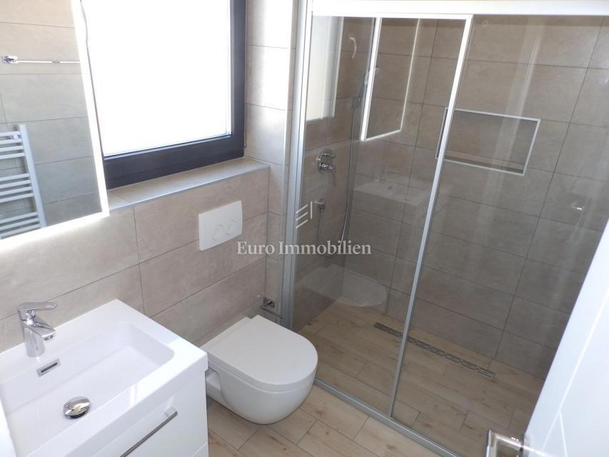 Vodice - lussuoso penthouse con terrazza sul tetto