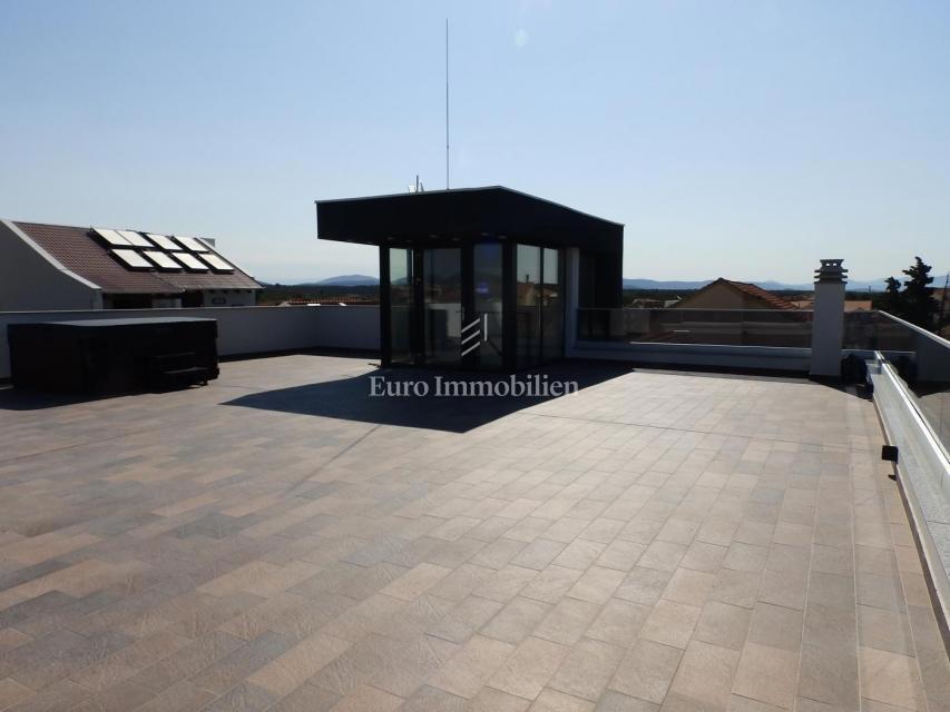 Vodice - lussuoso penthouse con terrazza sul tetto