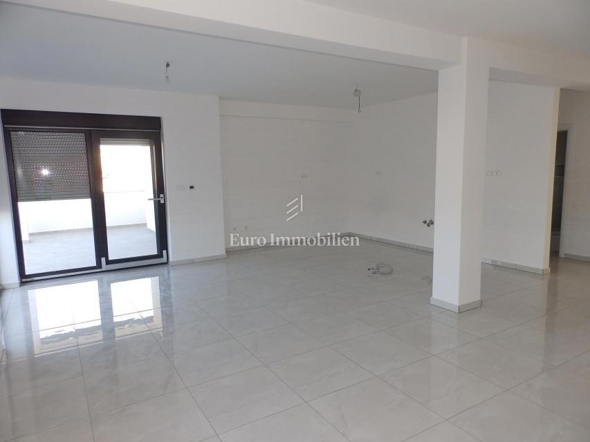 Vodice - lussuoso penthouse con terrazza sul tetto