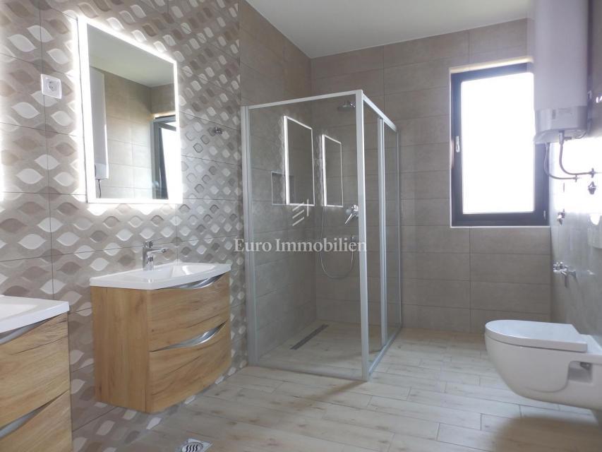 Vodice - lussuoso penthouse con terrazza sul tetto