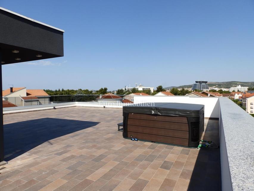 Vodice - lussuoso penthouse con terrazza sul tetto