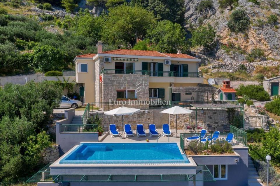 Villa con piscina e vista panoramica sul mare