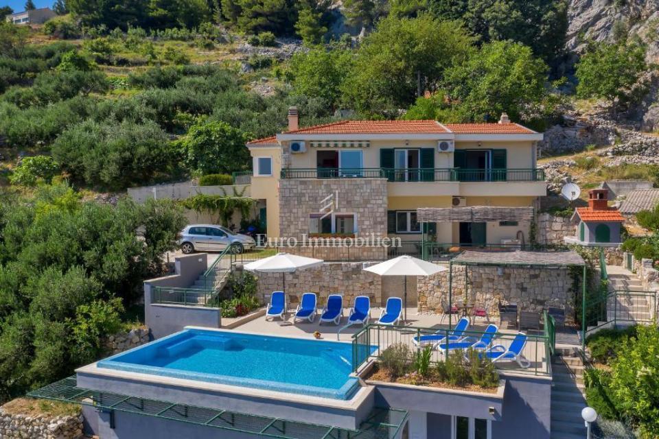 Villa con piscina e vista panoramica sul mare