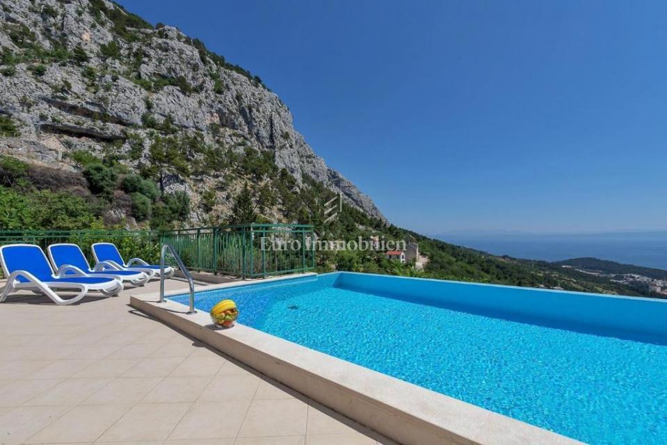 Villa con piscina e vista panoramica sul mare