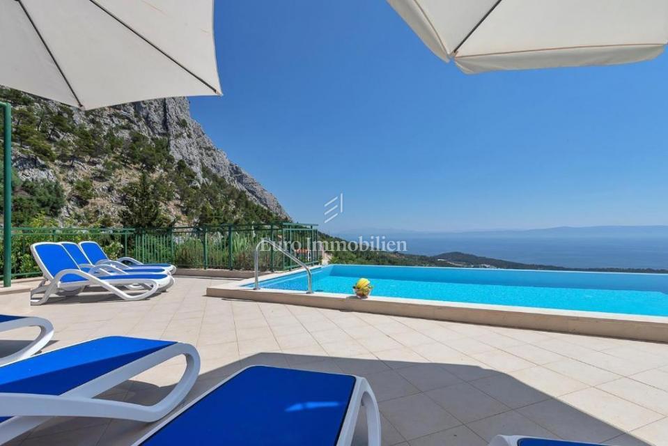 Villa con piscina e vista panoramica sul mare