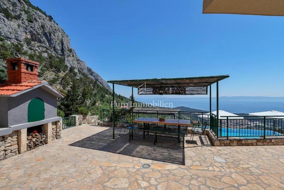 Villa con piscina e vista panoramica sul mare