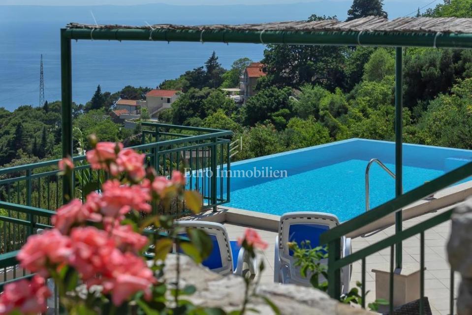 Villa con piscina e vista panoramica sul mare