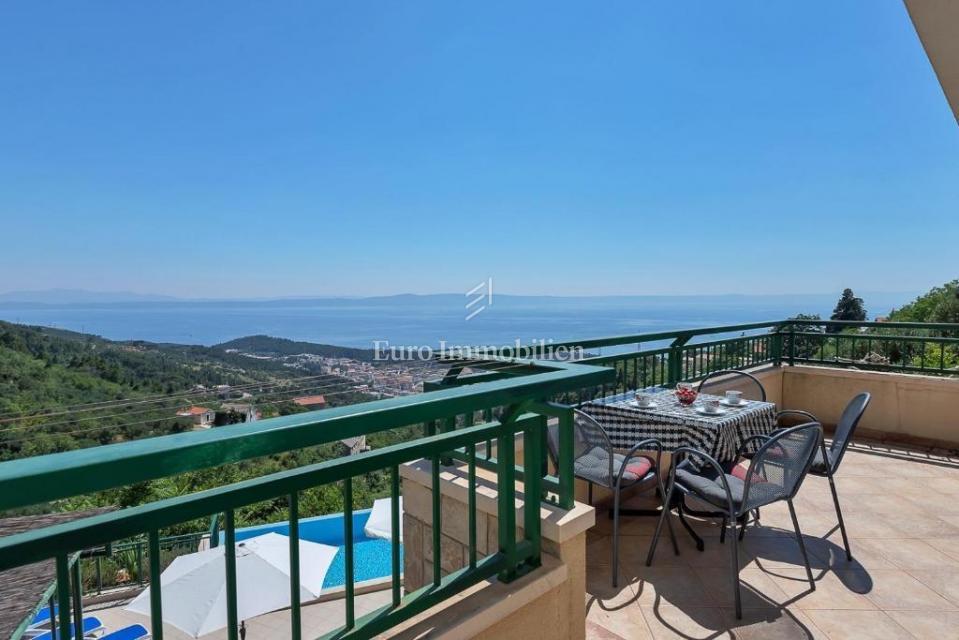 Villa con piscina e vista panoramica sul mare