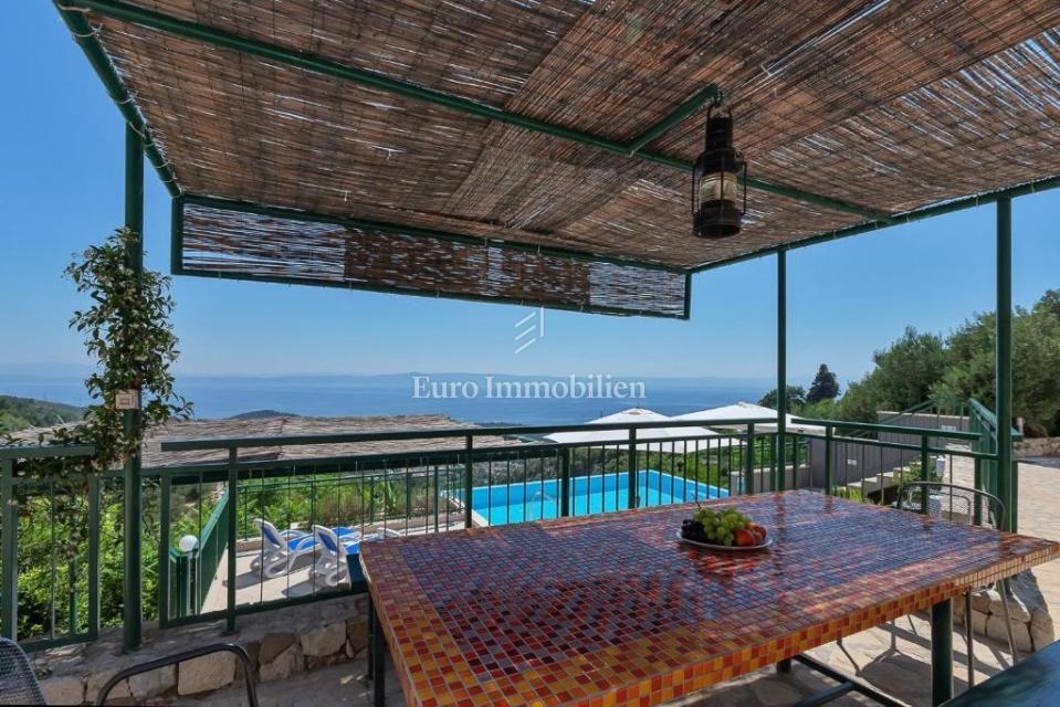 Villa con piscina e vista panoramica sul mare