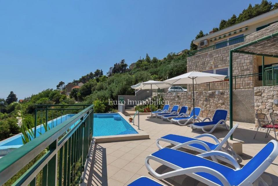 Villa con piscina e vista panoramica sul mare