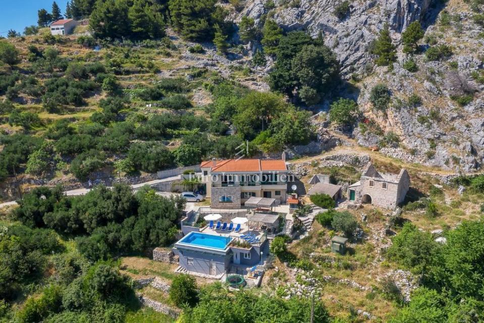 Villa con piscina e vista panoramica sul mare