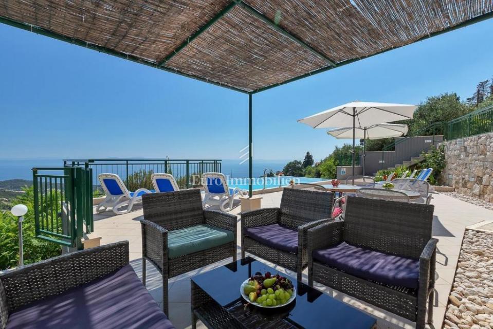 Villa con piscina e vista panoramica sul mare