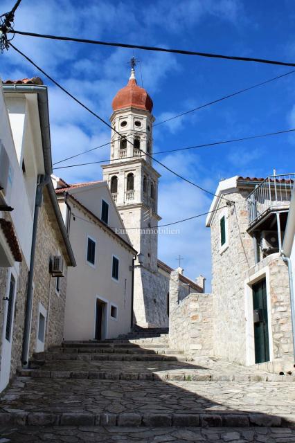 Betina - casa in pietra da ricostruire a 50 m dal mare