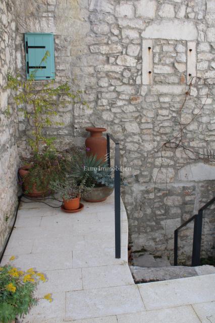 Murter - casa in pietra con vista sul mare e cortile