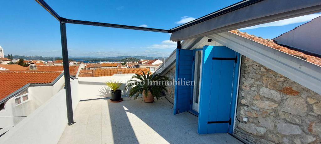 Murter - casa in pietra con vista sul mare e cortile