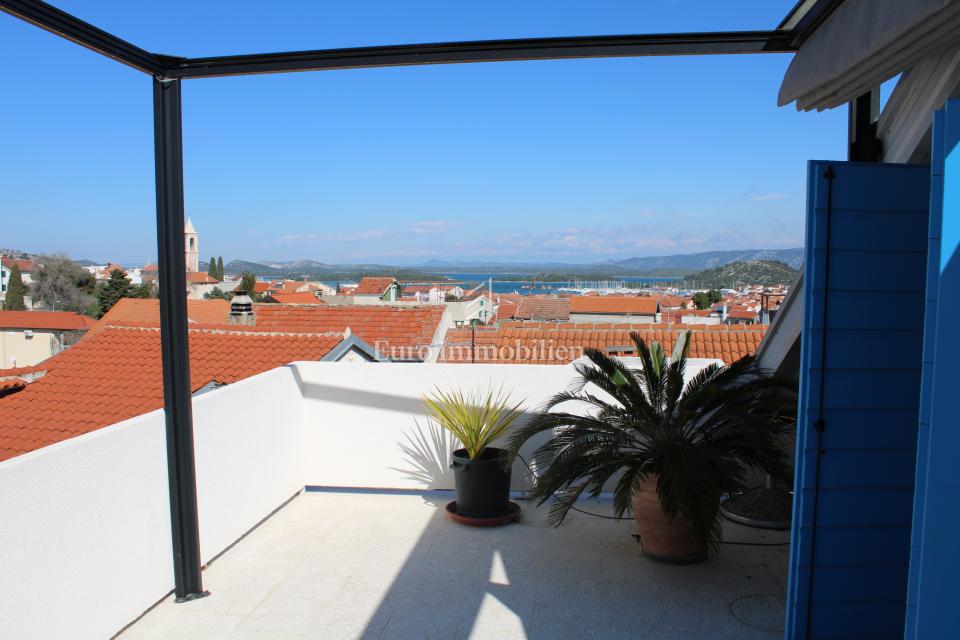 Murter - casa in pietra con vista sul mare e cortile