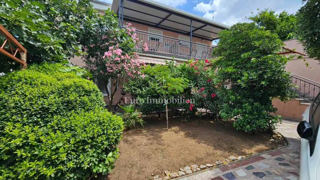 Selce casa con tre appartamenti e parcheggio