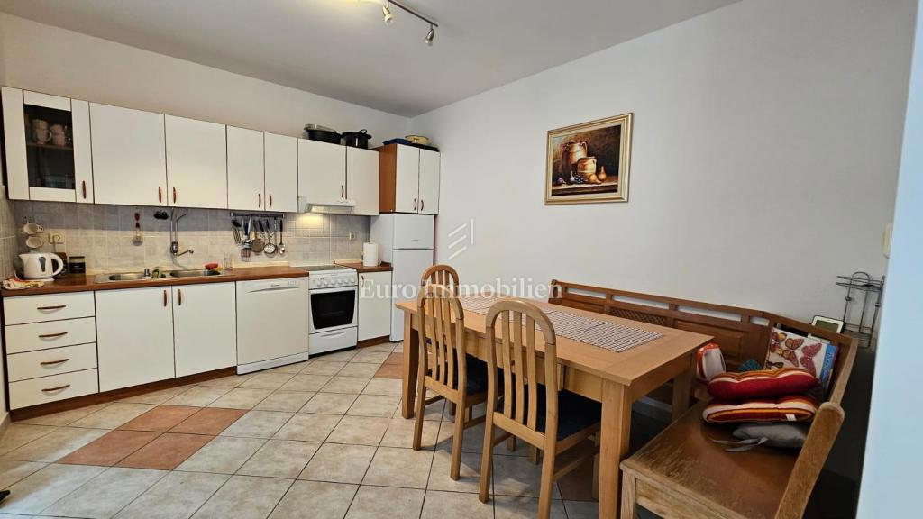 Selce casa con tre appartamenti e parcheggio