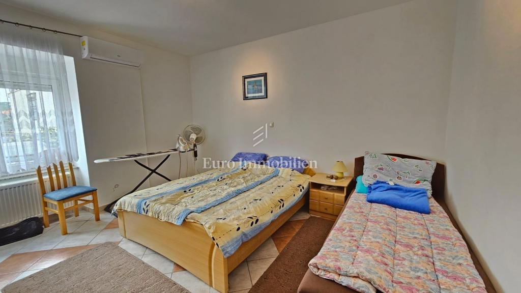 Selce casa con tre appartamenti e parcheggio