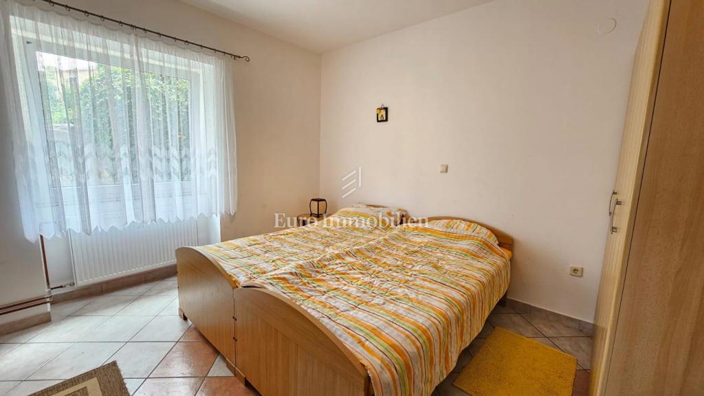 Selce casa con tre appartamenti e parcheggio