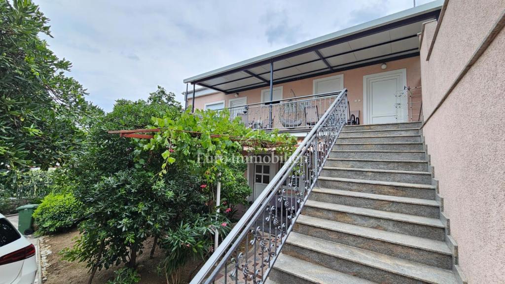 Selce casa con tre appartamenti e parcheggio
