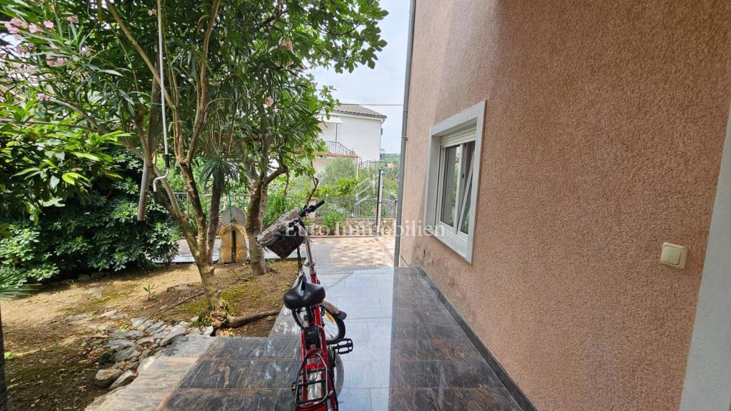 Selce casa con tre appartamenti e parcheggio