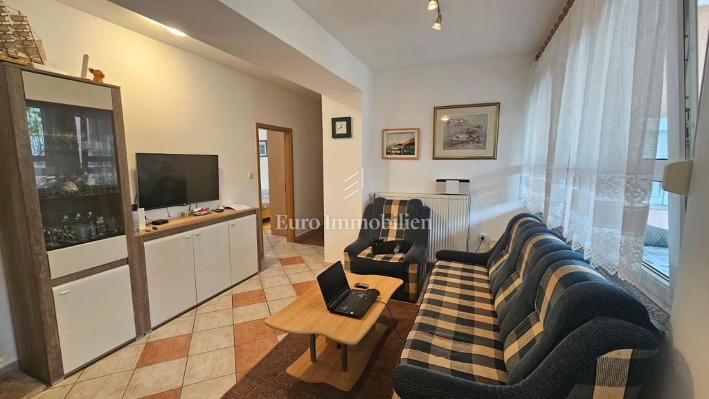 Selce casa con tre appartamenti e parcheggio