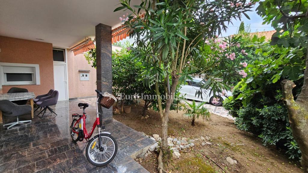 Selce casa con tre appartamenti e parcheggio