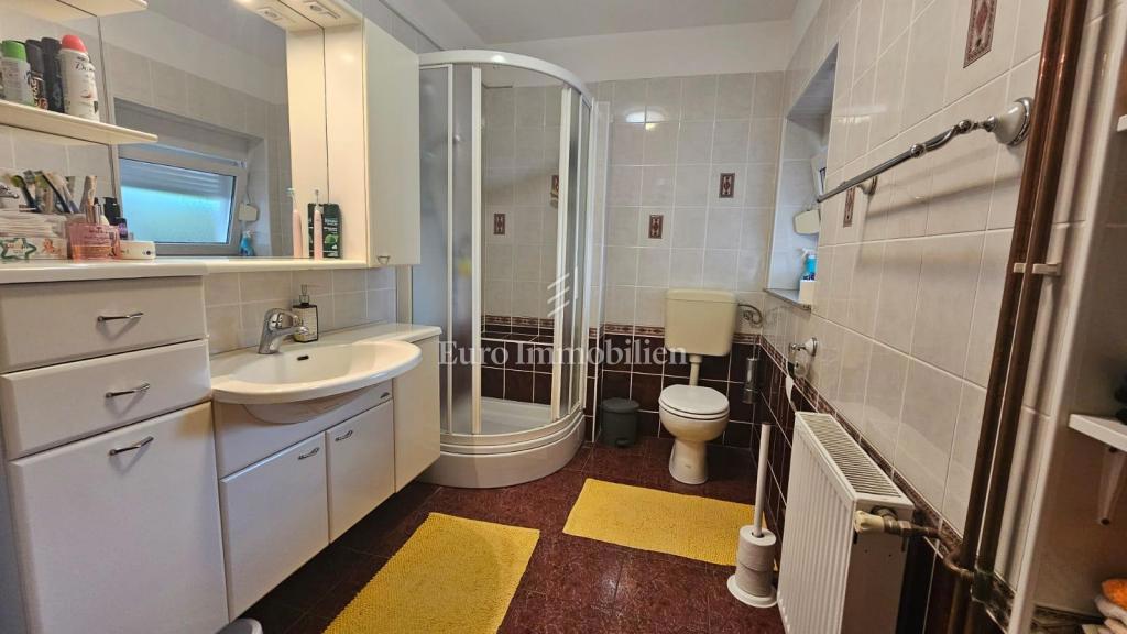 Selce casa con tre appartamenti e parcheggio
