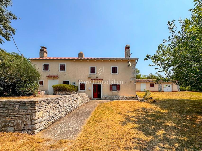 Istria - casa in pietra con edificio ausiliario e garage