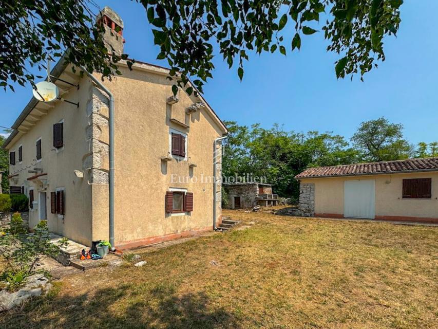 Istria - casa in pietra con edificio ausiliario e garage