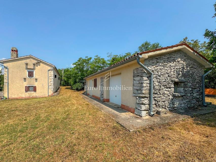 Istria - casa in pietra con edificio ausiliario e garage