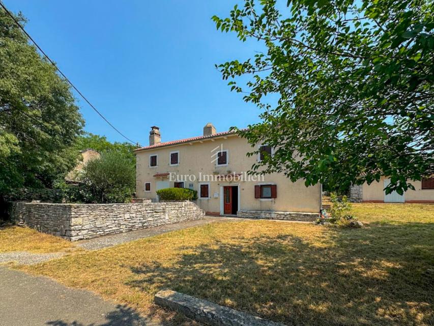 Istria - casa in pietra con edificio ausiliario e garage