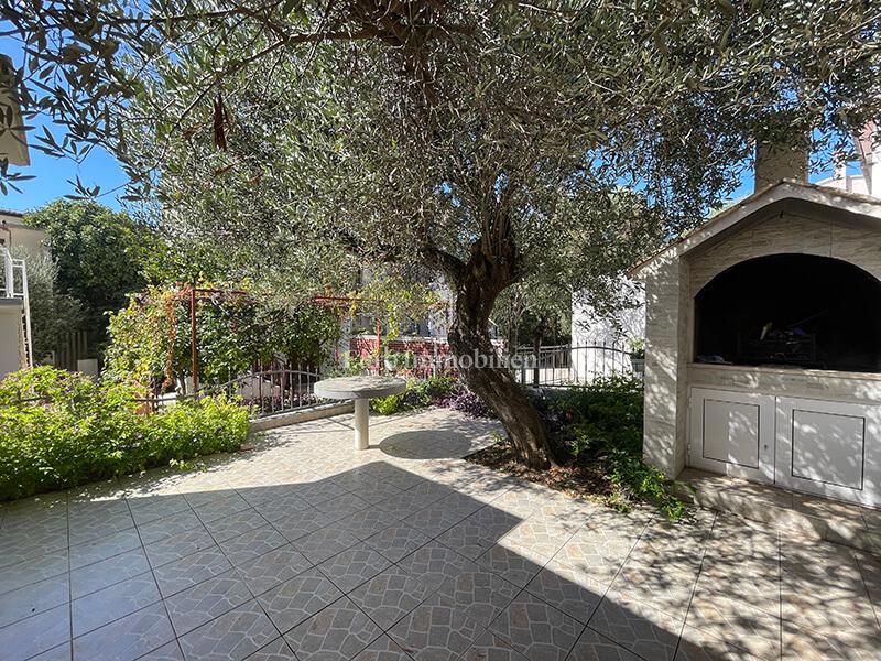 Podaca - casa con 5 appartamenti vicino alla spiaggia