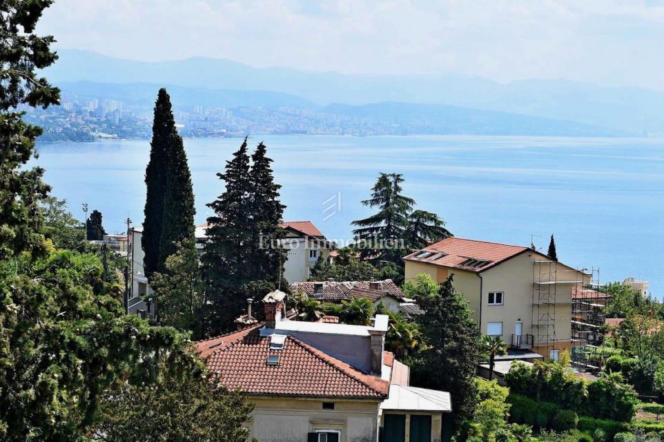 Opatija - appartamento arredato in un edificio con piscina