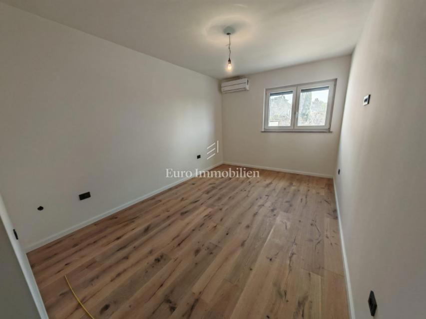 Novi Vinodolski - appartamento al piano terra in un nuovo edificio con giardino